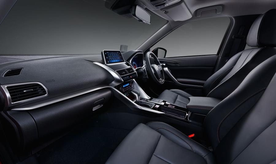 Интерьер Mitsubishi Eclipse Cross 2017 года  (JP) (фото 4 из 41)